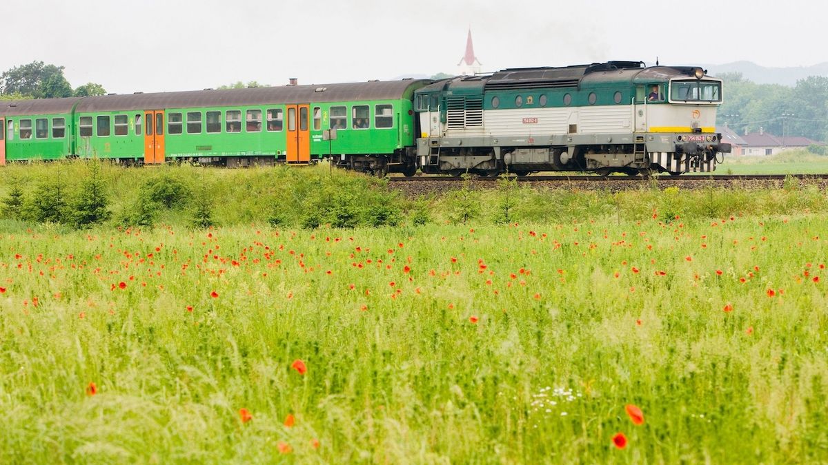 Vlak z Komárna lidem nikde nezastavil, strojvedoucí nadýchal 2,5 promile